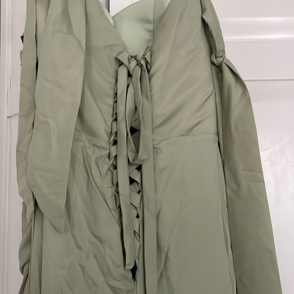 Sage green dresss 
Off the shoulder 
Long tail dress - Picture 3 of 4